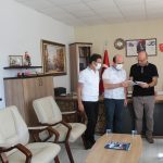 Adıyaman Belediyesi Kültür ve Sosyal İşler Müdürü Mehmet Hasan Bereket yönetime kitap hediye ederken